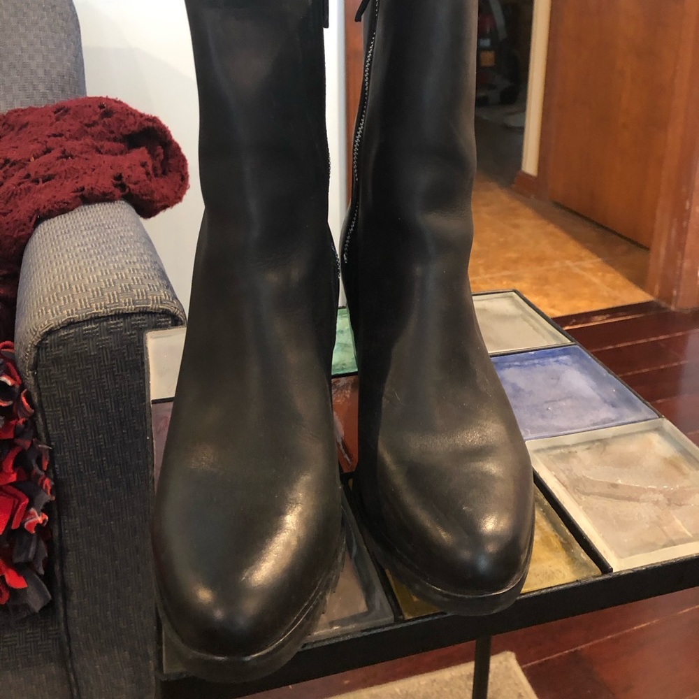 Black mid height leather Sorel boots